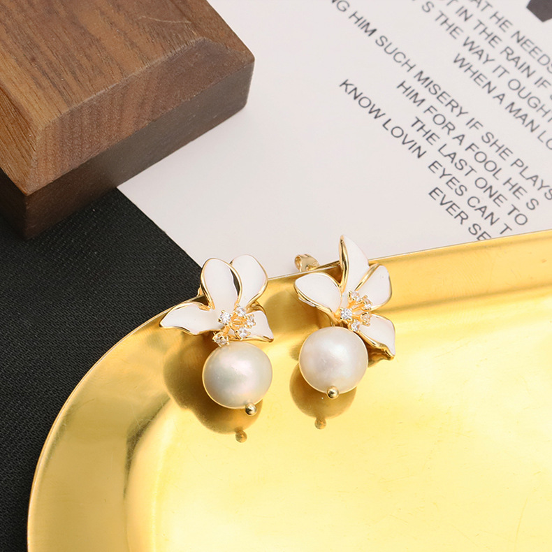 1 Pair Simple Style Flower Inlay Freshwater Pearl Sterling Silver Zircon Ear Studs display picture 1
