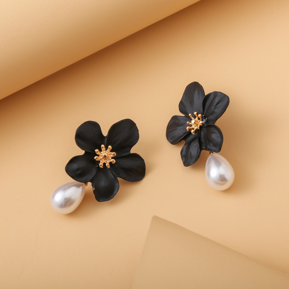 1 Pair Sweet Flower Stoving Varnish Artificial Pearl Alloy Drop Earrings display picture 3