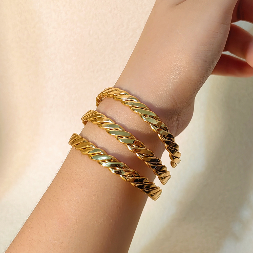 Vintage Style Simple Style Classic Style Solid Color Spiral Stripe Twist Stainless Steel 18K Gold Plated Bangle In Bulk display picture 4