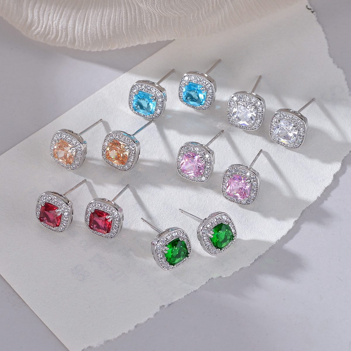 1 Pair Elegant Commute Square Plating Inlay Copper Crystal Zircon White Gold Plated Ear Studs display picture 1
