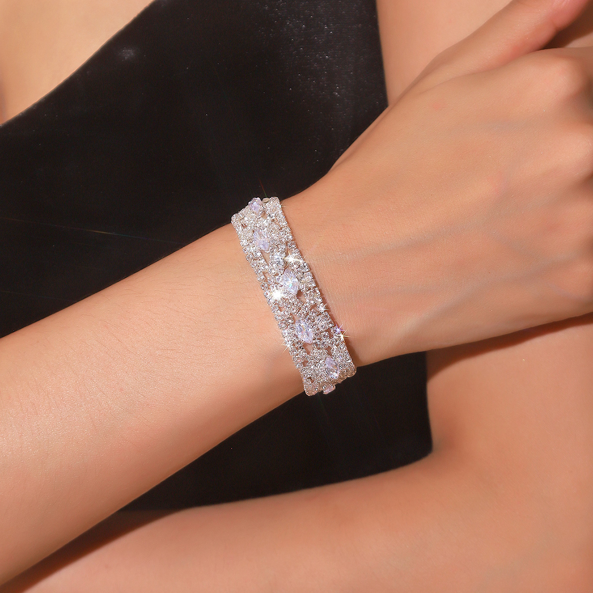 Simple Style Solid Color Rhinestone Women's Bracelets display picture 3