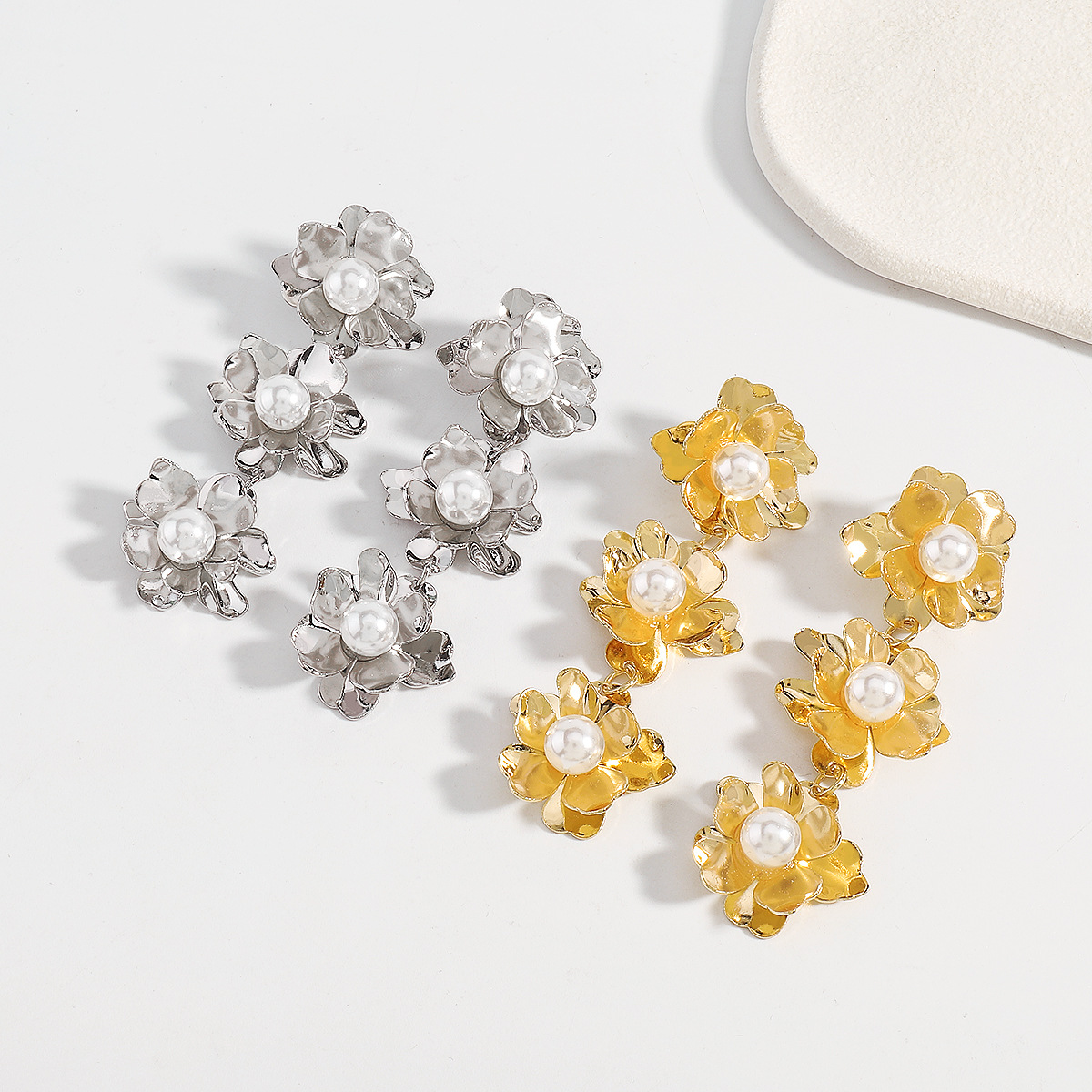 1 Pair Elegant Modern Style Simple Style Flower Imitation Pearl Iron Drop Earrings display picture 3