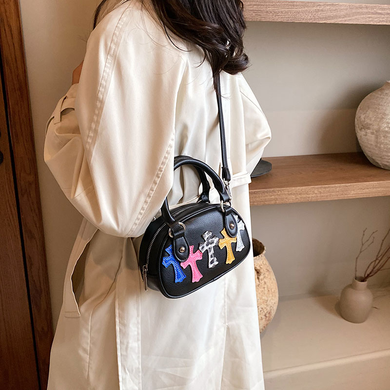 Women's Pu Leather Cross Basic Streetwear Sewing Thread Square Zipper Shoulder Bag Handbag Crossbody Bag display picture 1