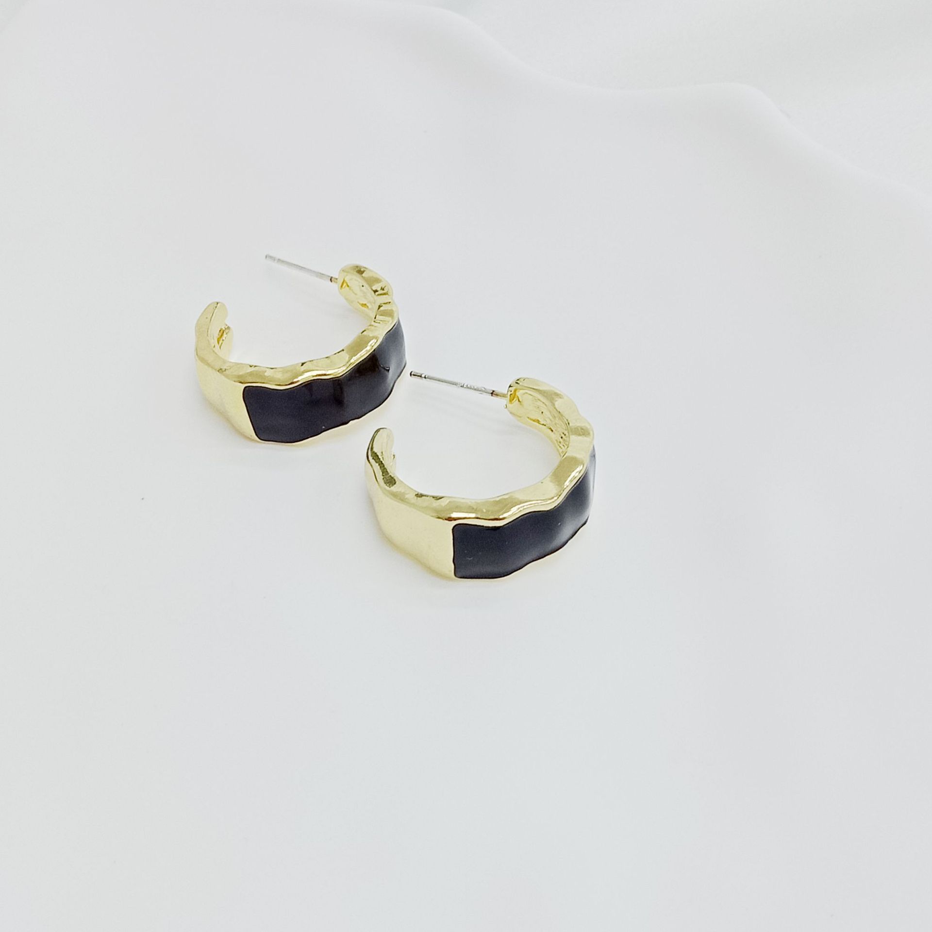 1 Pair Simple Style C Shape Enamel Alloy Ear Studs display picture 3