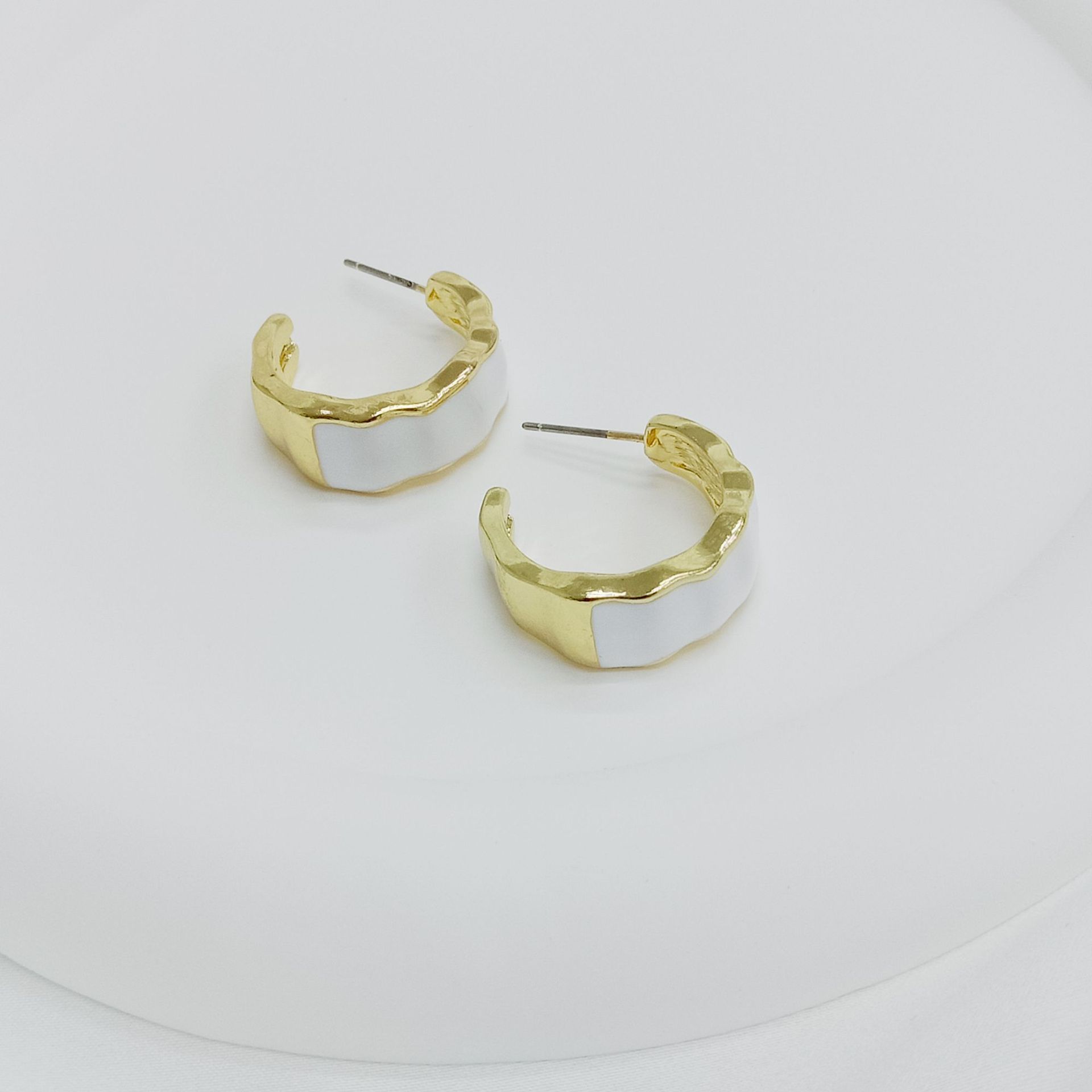1 Pair Simple Style C Shape Enamel Alloy Ear Studs display picture 4