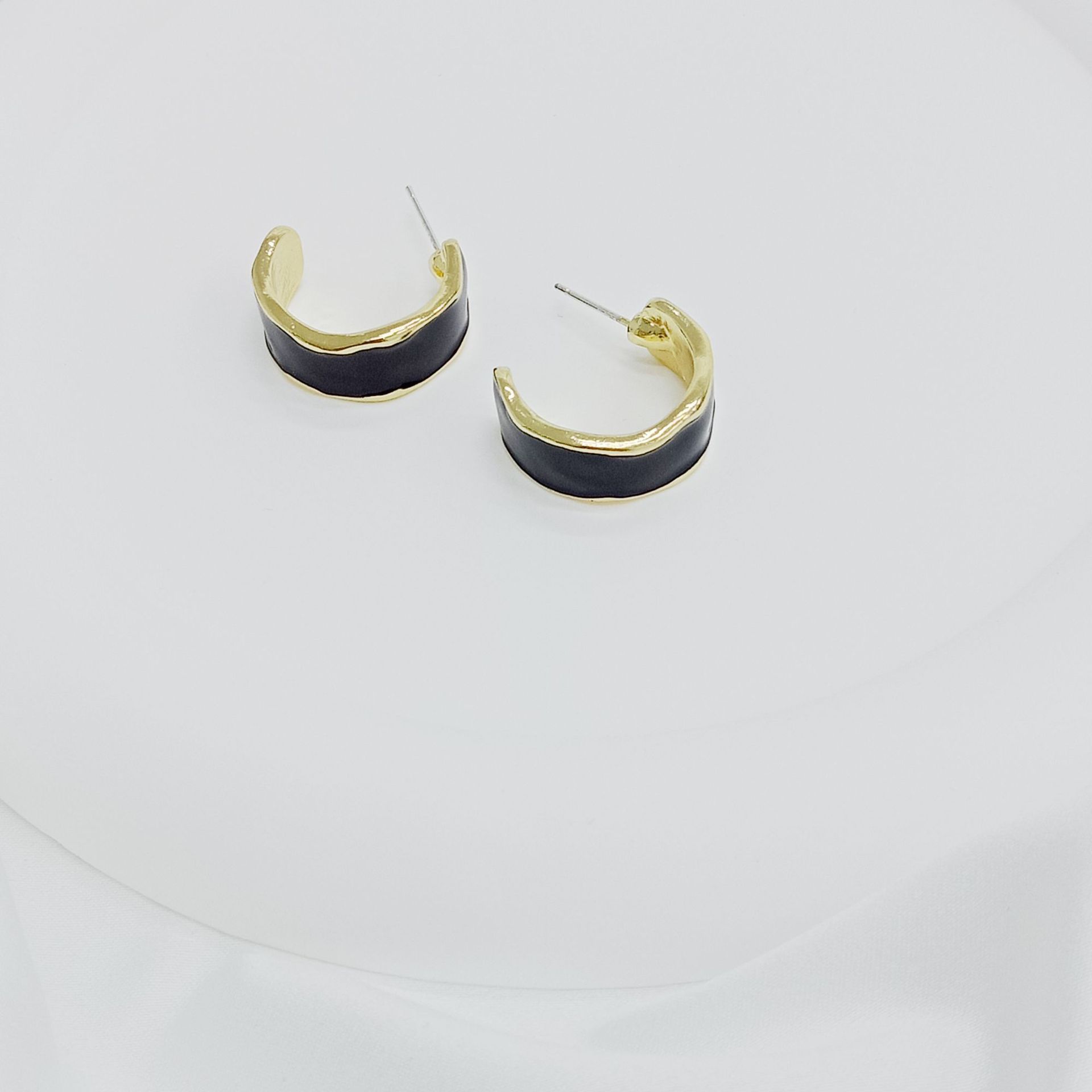 1 Pair Simple Style C Shape Enamel Alloy Ear Studs display picture 5