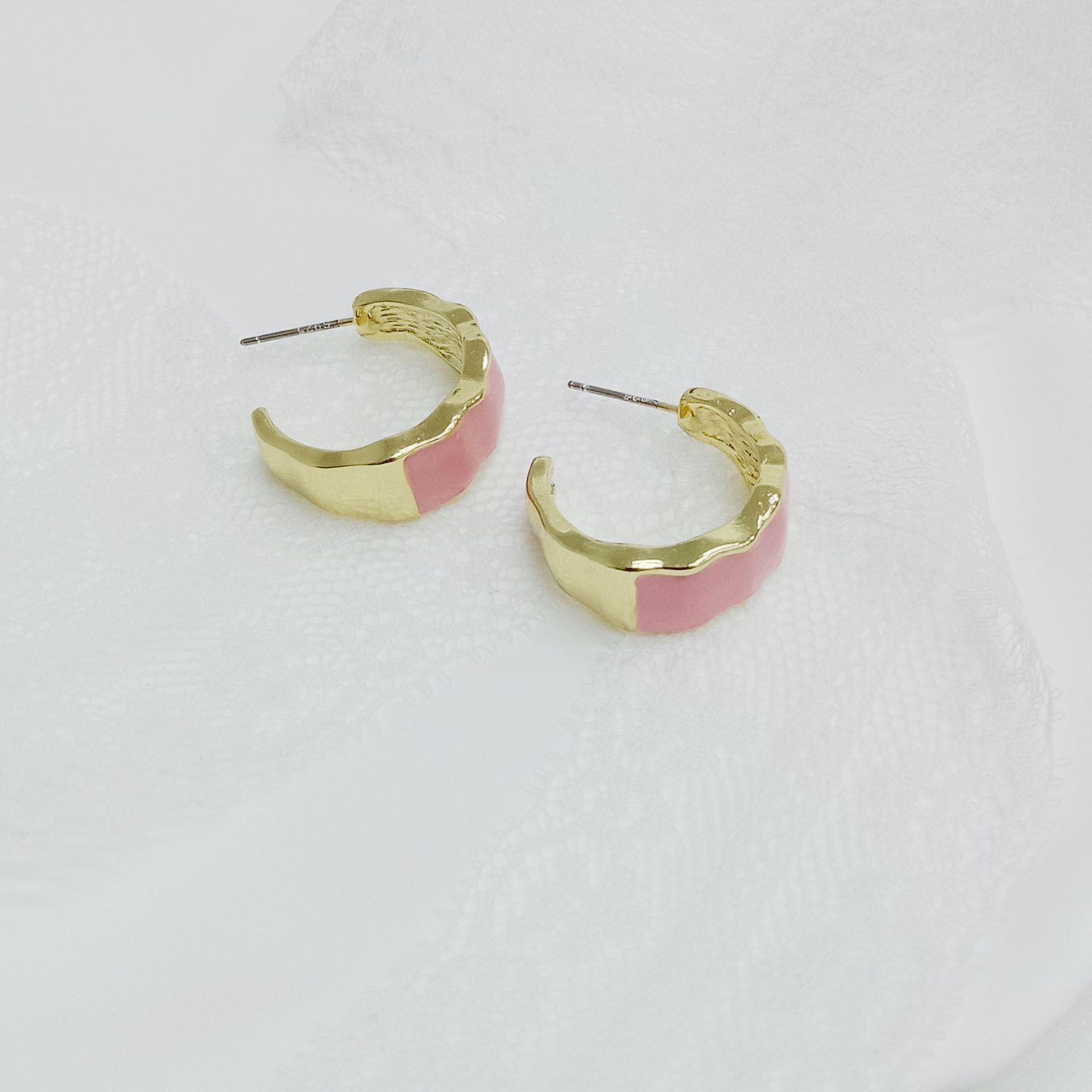 1 Pair Simple Style C Shape Enamel Alloy Ear Studs display picture 8