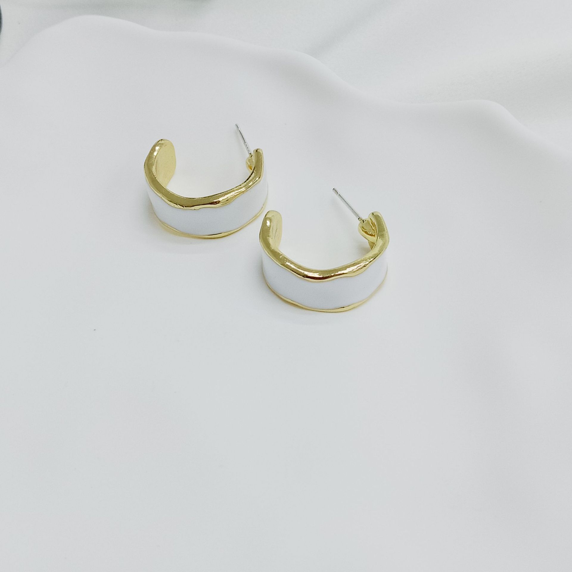 1 Pair Simple Style C Shape Enamel Alloy Ear Studs display picture 10