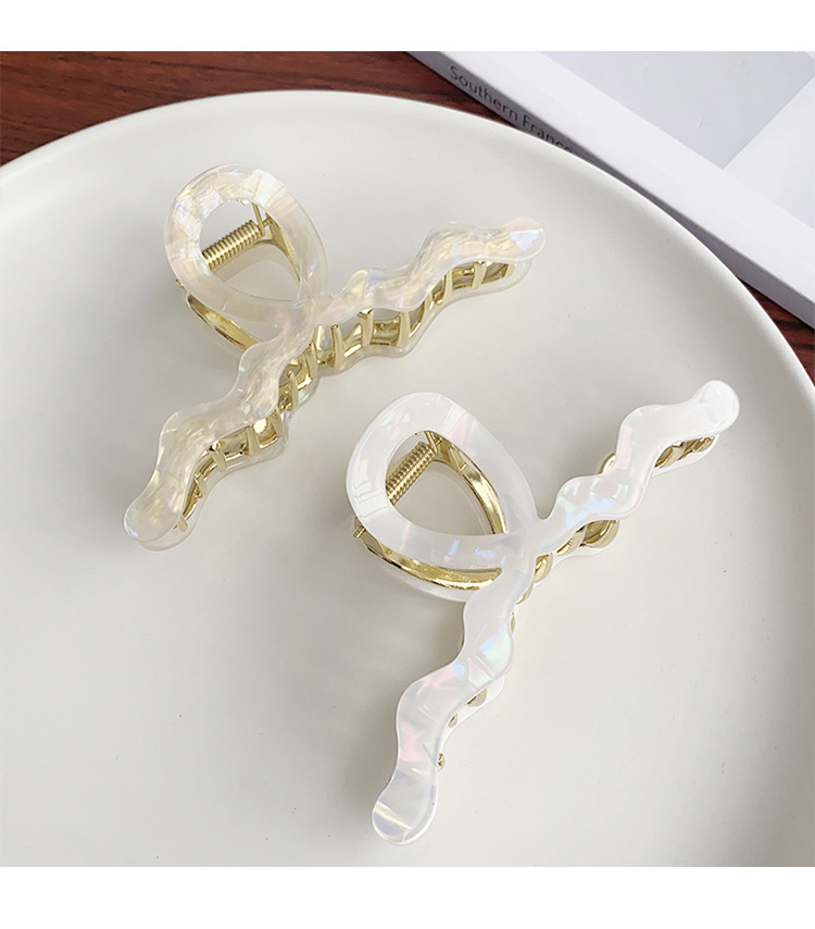 Women's Simple Style Waves Plastic Metal Handmade Hair Claws display picture 4
