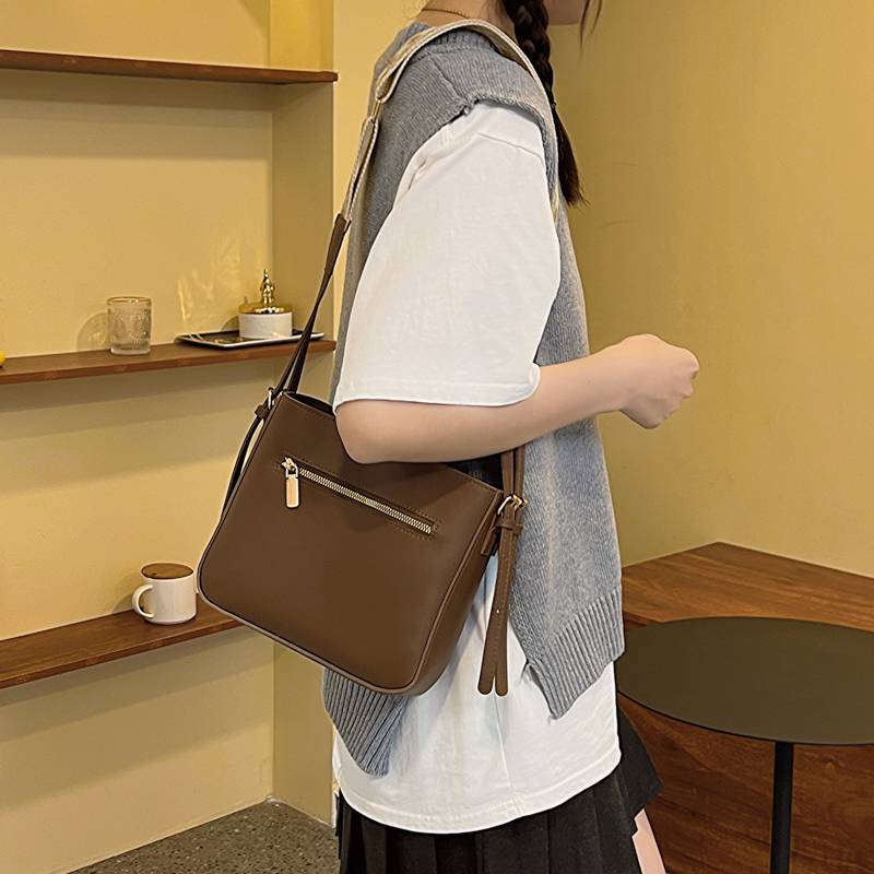 Women's All Seasons Pu Leather Solid Color Elegant Classic Style Square Zipper Shoulder Bag display picture 10