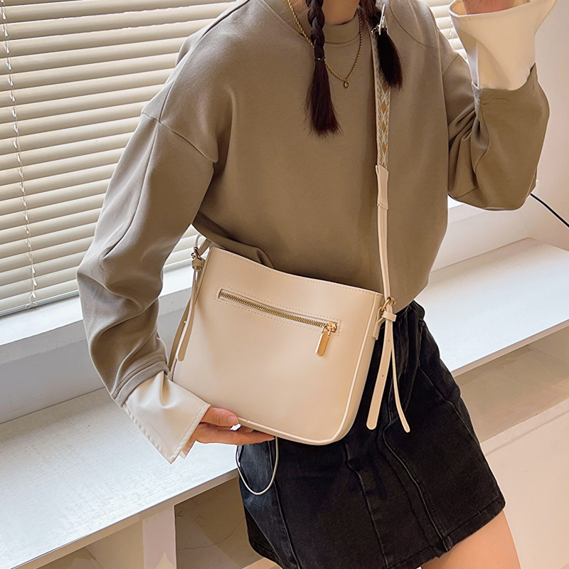 Women's All Seasons Pu Leather Solid Color Elegant Classic Style Square Zipper Shoulder Bag display picture 4