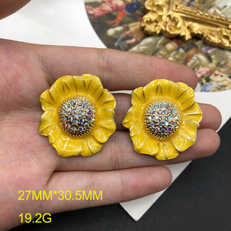 1 Pair Retro Flower Plating Alloy Ear Studs display picture 7