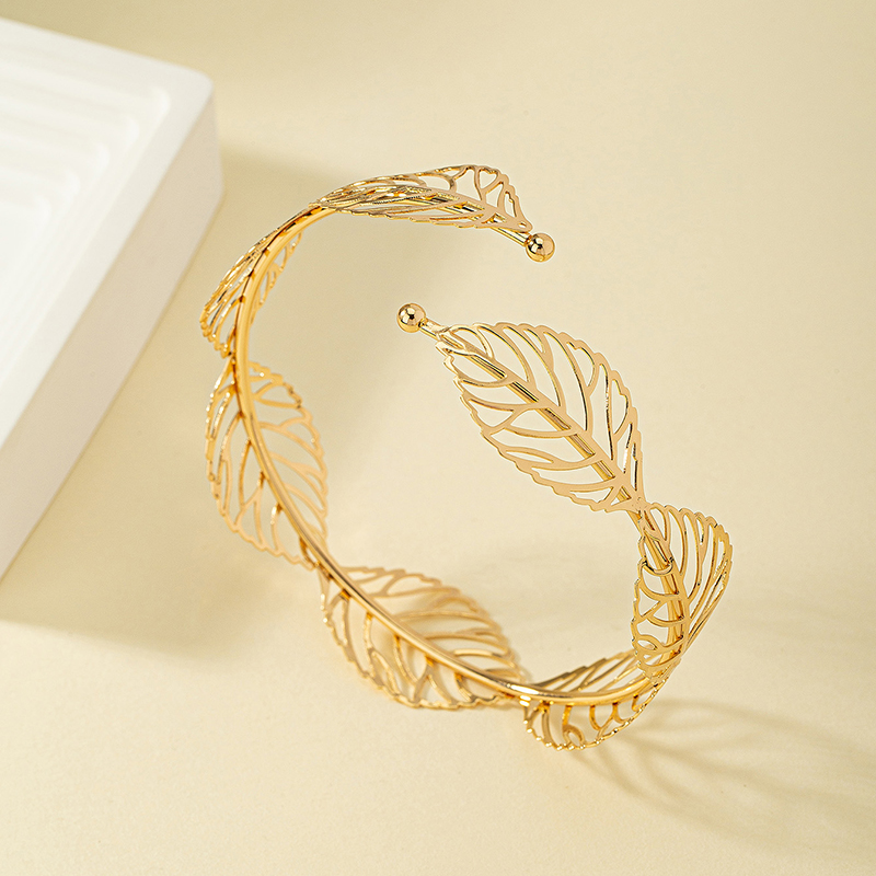 Casual Simple Style Leaves Alloy Plating Hollow Out 14k Gold Plated Women's Arm Bracelet display picture 2