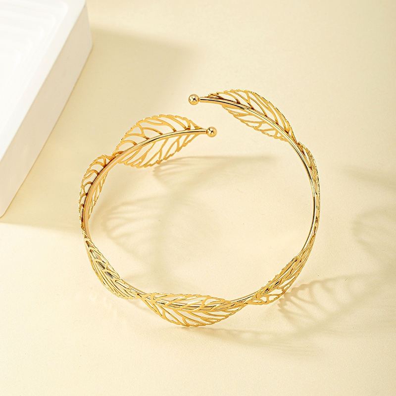 Casual Simple Style Leaves Alloy Plating Hollow Out 14k Gold Plated Women's Arm Bracelet display picture 4