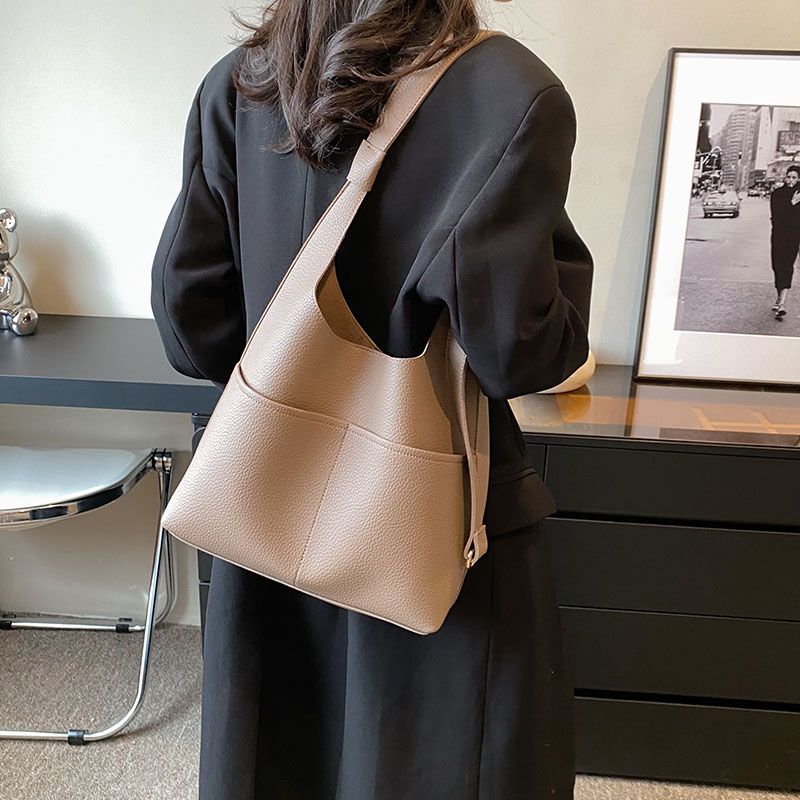 Women's All Seasons Pu Leather Solid Color Classic Style Sewing Thread Bucket Magnetic Buckle Tote Bag display picture 1