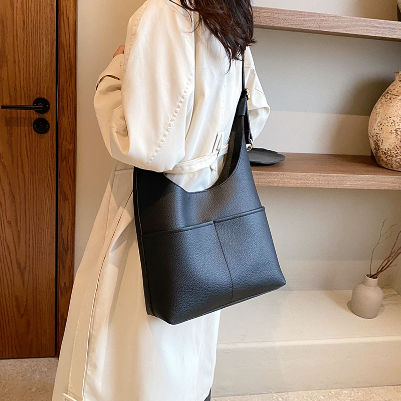 Women's All Seasons Pu Leather Solid Color Classic Style Sewing Thread Bucket Magnetic Buckle Tote Bag display picture 16