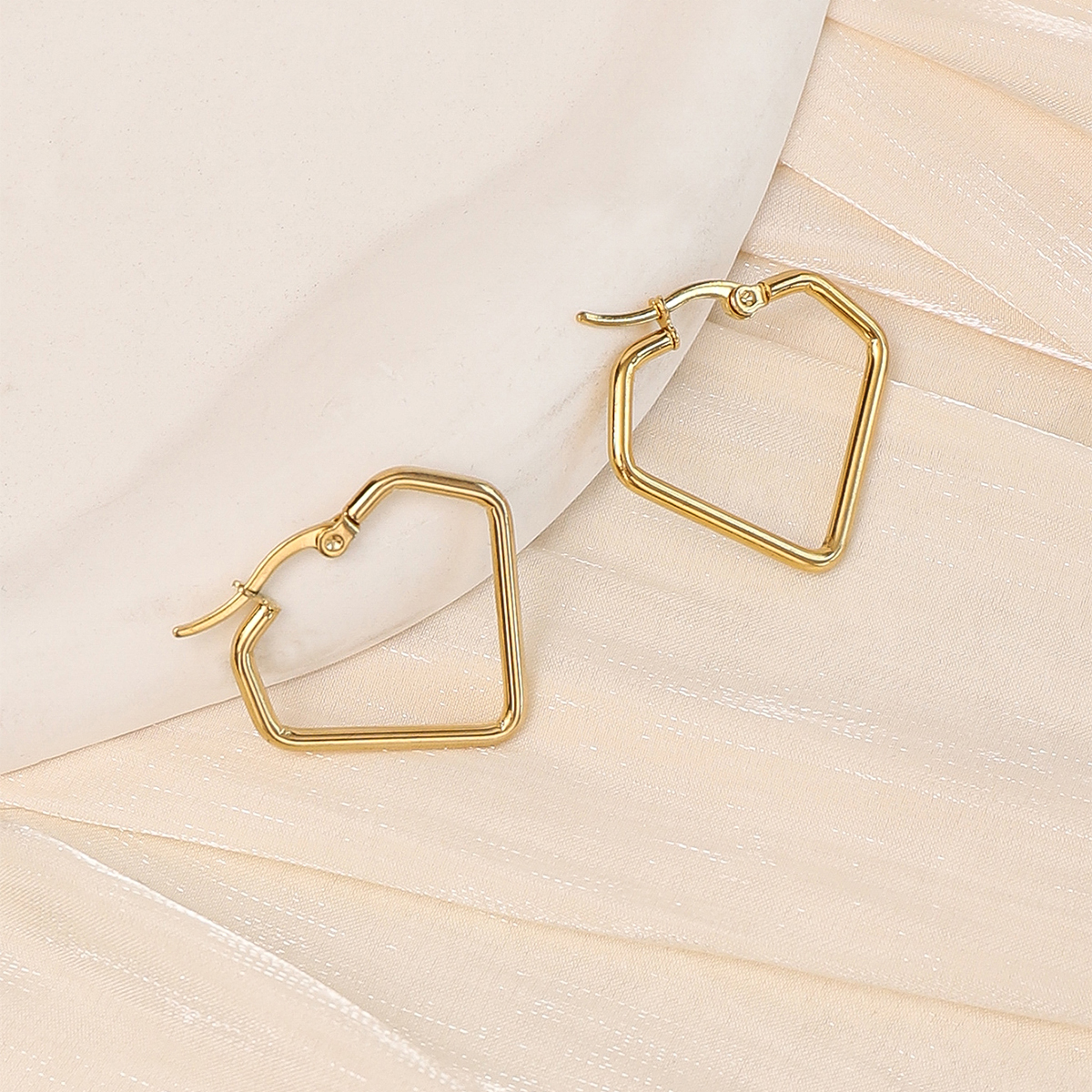 1 Pair Simple Style Star Heart Shape Plating Stainless Steel Gold Plated Hoop Earrings display picture 3