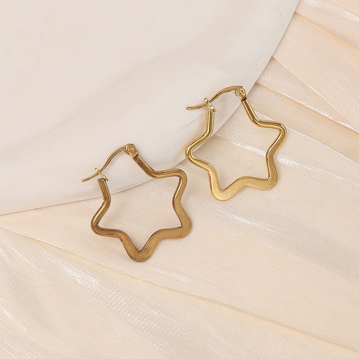 1 Pair Simple Style Star Heart Shape Plating Stainless Steel Gold Plated Hoop Earrings display picture 5