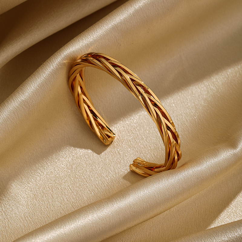 Simple Style Streetwear Solid Color Copper Twist Plating Metal 18k Gold Plated Cuff Bracelets display picture 4