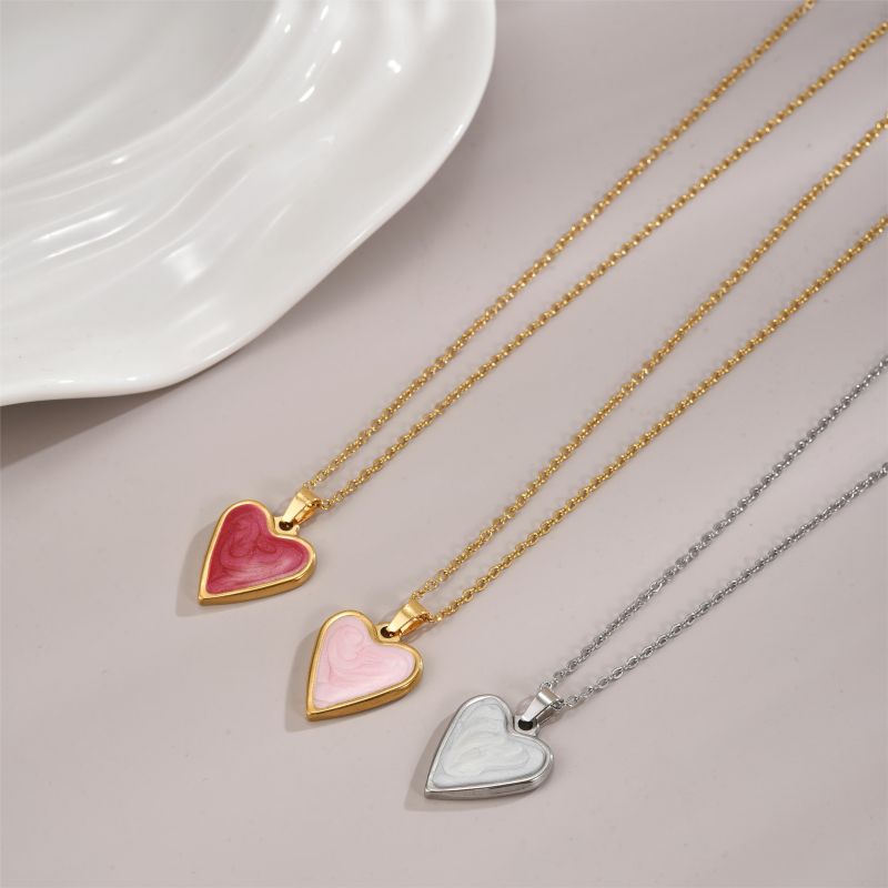 Stainless Steel 18K Gold Plated Luxurious Enamel Plating Heart Shape Pendant Necklace display picture 5