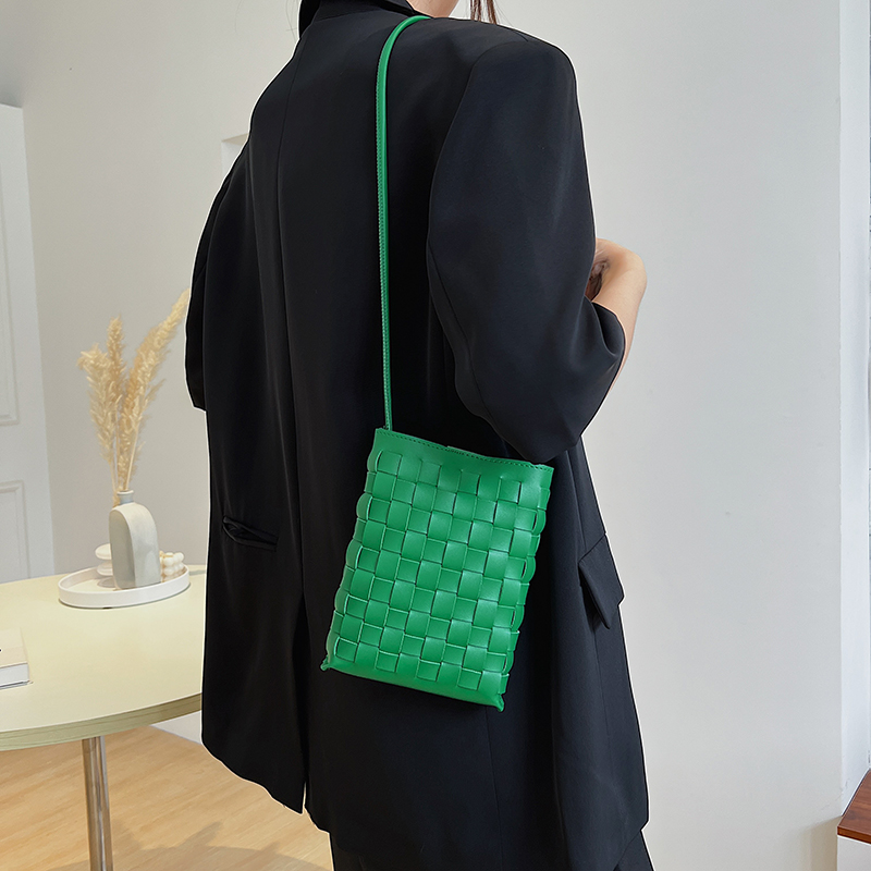 Unisex Pu Leather Solid Color Elegant Vintage Style Weave Square Magnetic Buckle Shoulder Bag display picture 6