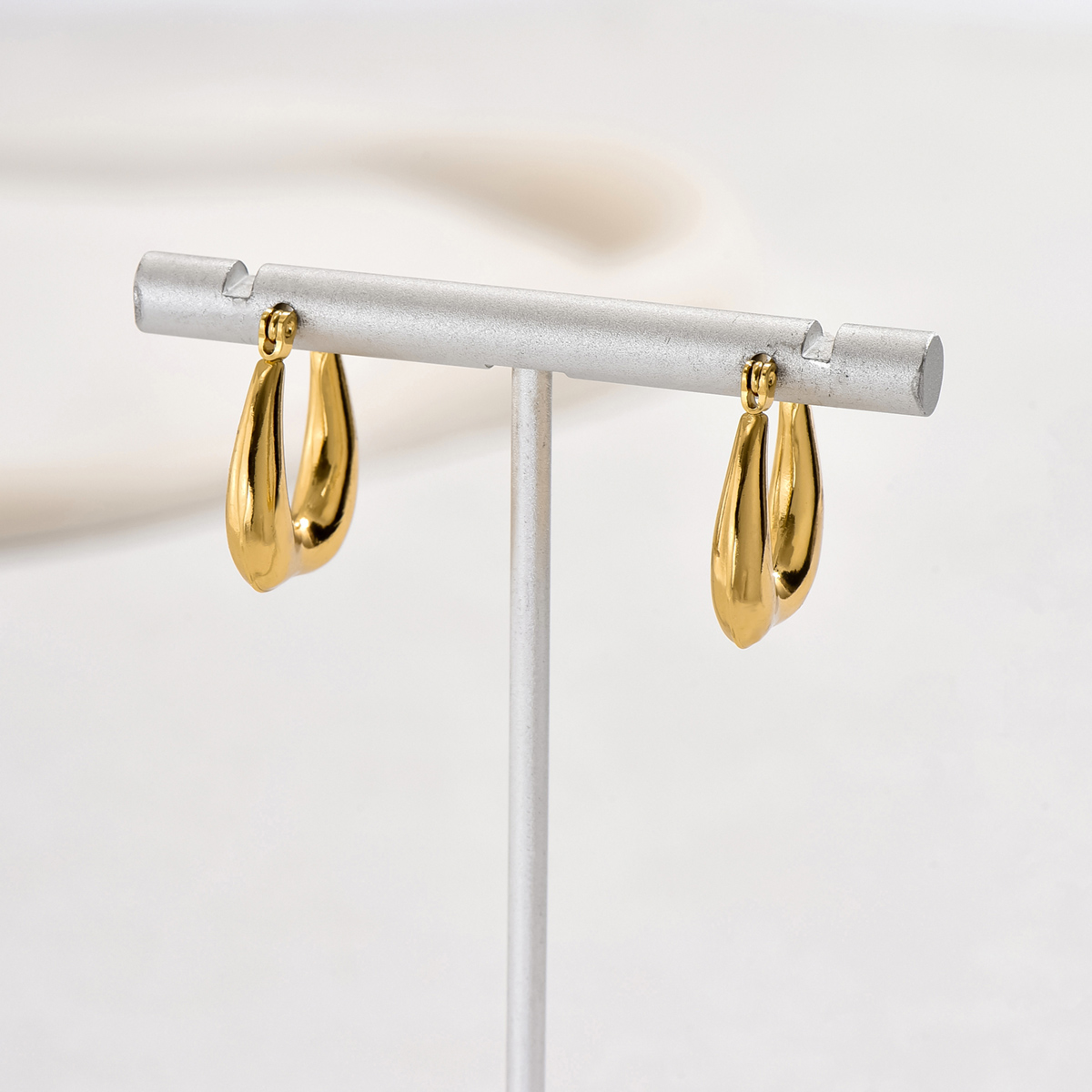1 Pair Basic Vintage Style U Shape Plating 201 Stainless Steel 18K Gold Plated Hoop Earrings display picture 6