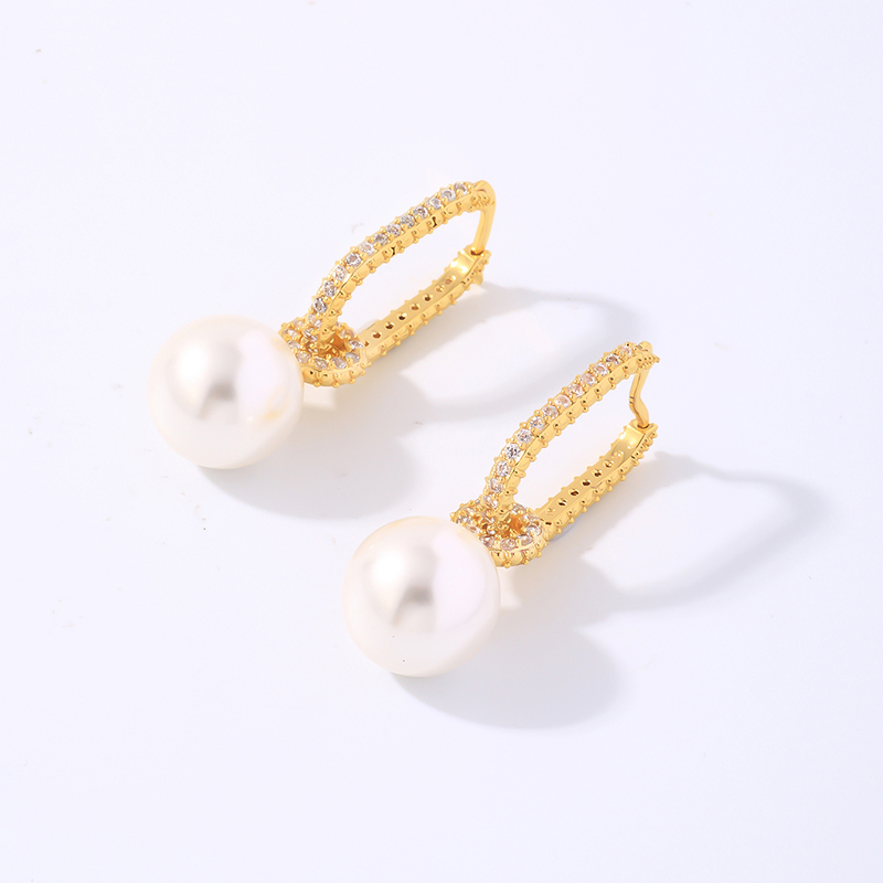 1 Pair Elegant Luxurious Shiny Lingge Plating Inlay Copper Artificial Pearls Earrings display picture 4