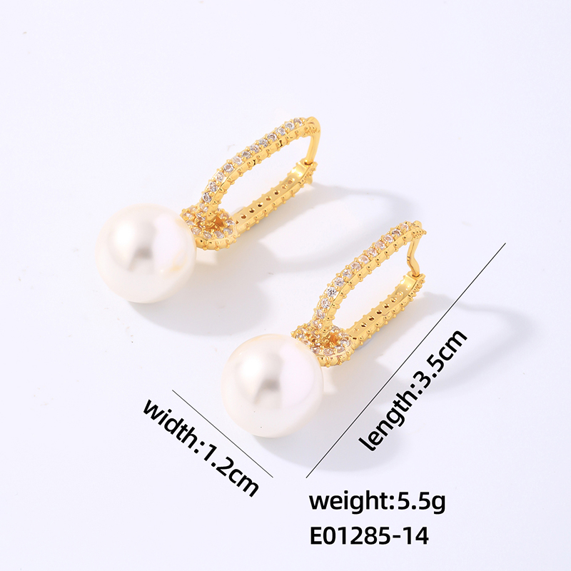 1 Pair Elegant Luxurious Shiny Lingge Plating Inlay Copper Artificial Pearls Earrings display picture 1