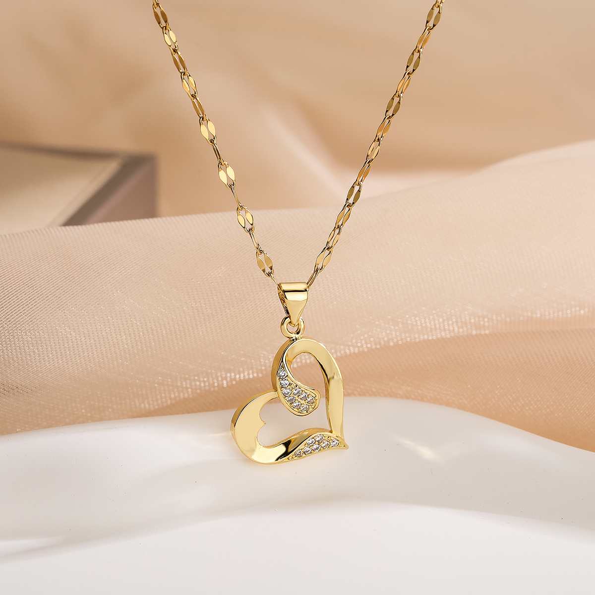 Simple Style Commute Heart Shape Copper Plating Inlay Zircon 18k Gold Plated Pendant Necklace display picture 4