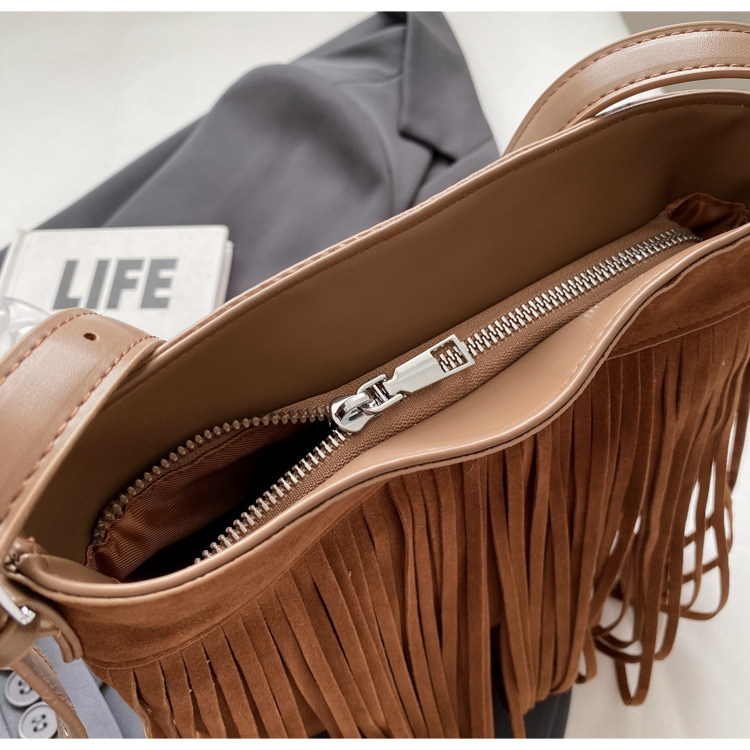 Women's All Seasons Pu Leather Solid Color Streetwear Tassel Square Zipper Shoulder Bag display picture 11