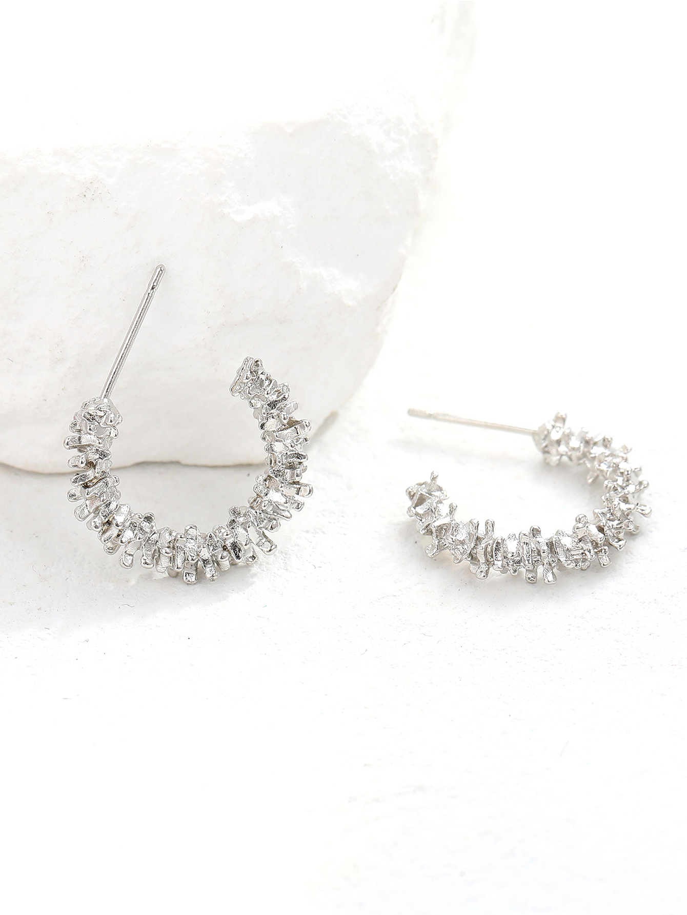 1 Pair Simple Style C Shape Alloy Ear Studs display picture 3