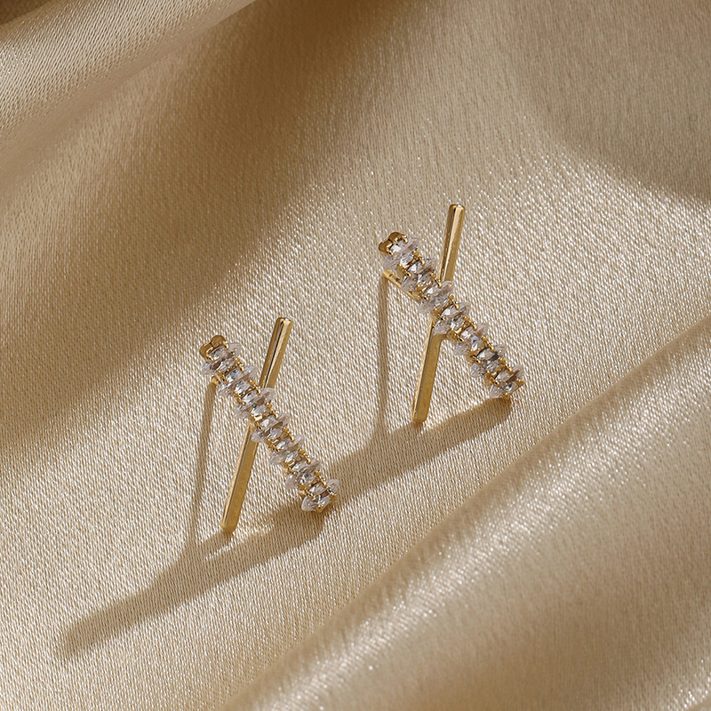1 Pair Ig Style Fashion Letter Plating Inlay Copper Zircon 18k Gold Plated Ear Studs display picture 1