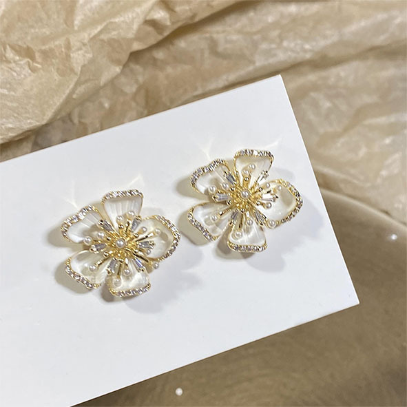 1 Pair Simple Style Flower Alloy Ear Studs display picture 1