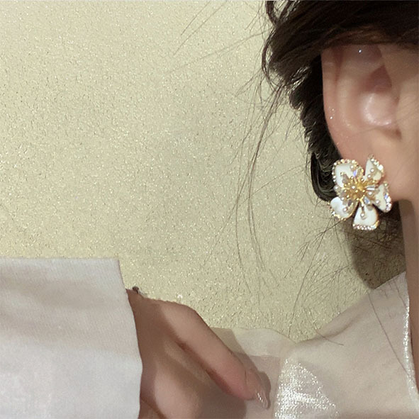 1 Pair Simple Style Flower Alloy Ear Studs display picture 3