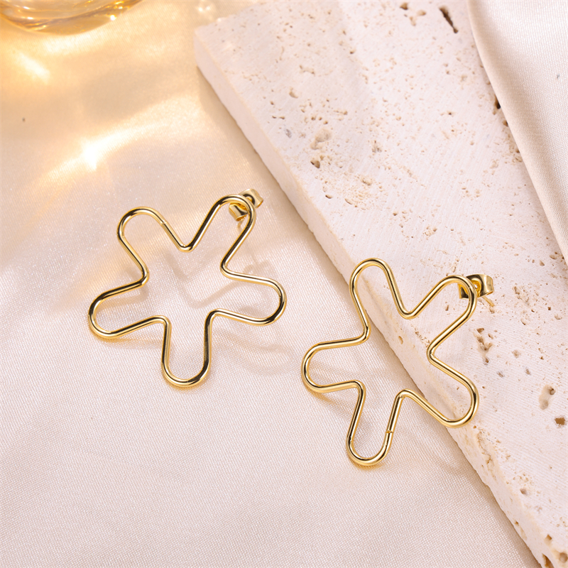 1 Pair Simple Style Flower Plating Stainless Steel 18k Gold Plated Ear Studs display picture 3