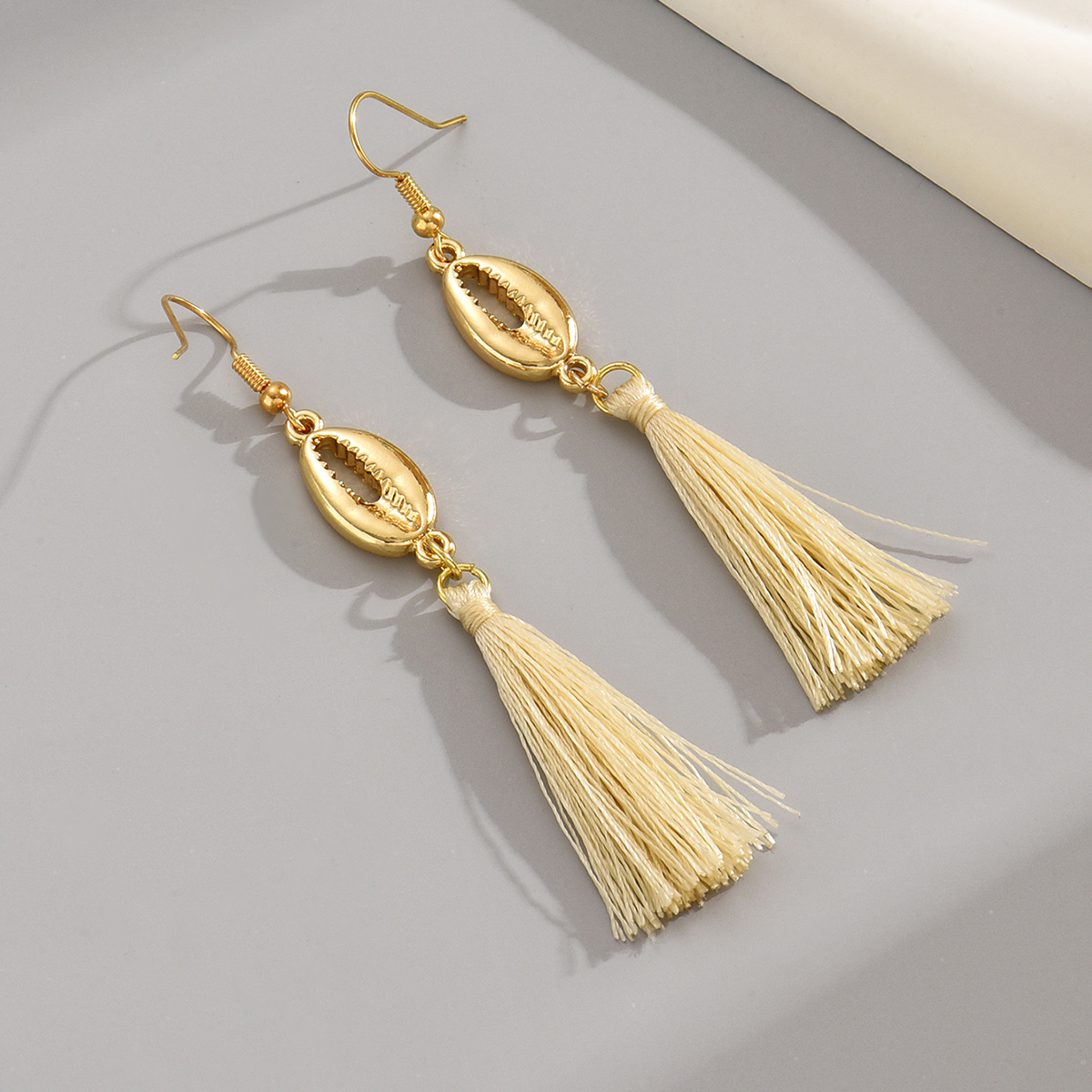 1 Pair Elegant Streetwear Shell Handmade Tassel Plating Alloy Gold Plated Drop Earrings display picture 3