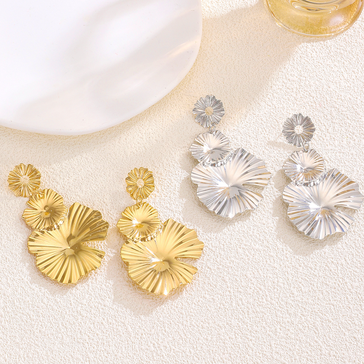1 Pair Simple Style Flower Plating Alloy 14k Gold Plated Silver Plated Drop Earrings display picture 2