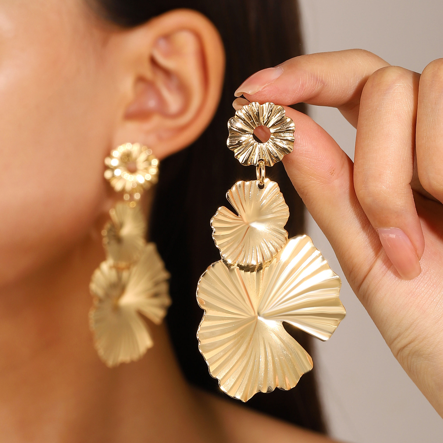 1 Pair Simple Style Flower Plating Alloy 14k Gold Plated Silver Plated Drop Earrings display picture 5