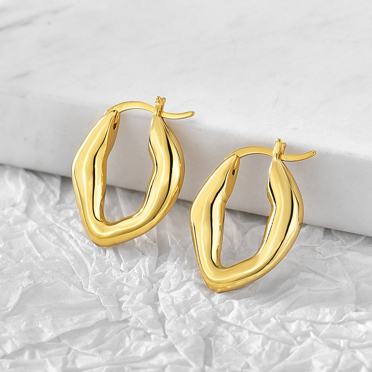 1 Pair Vacation Streetwear Commute Solid Color Plating Copper 18k Gold Plated Hoop Earrings display picture 7