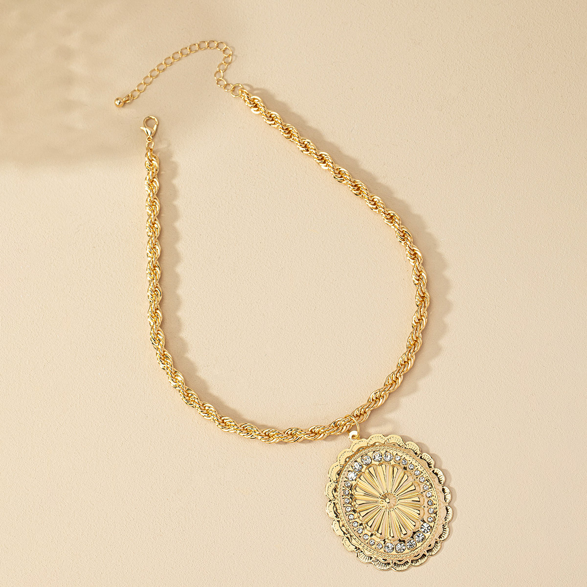 Style Vintage Rond Alliage Placage Incruster Strass Artificiels Plaqué Or 14k Femmes Pendentif display picture 4