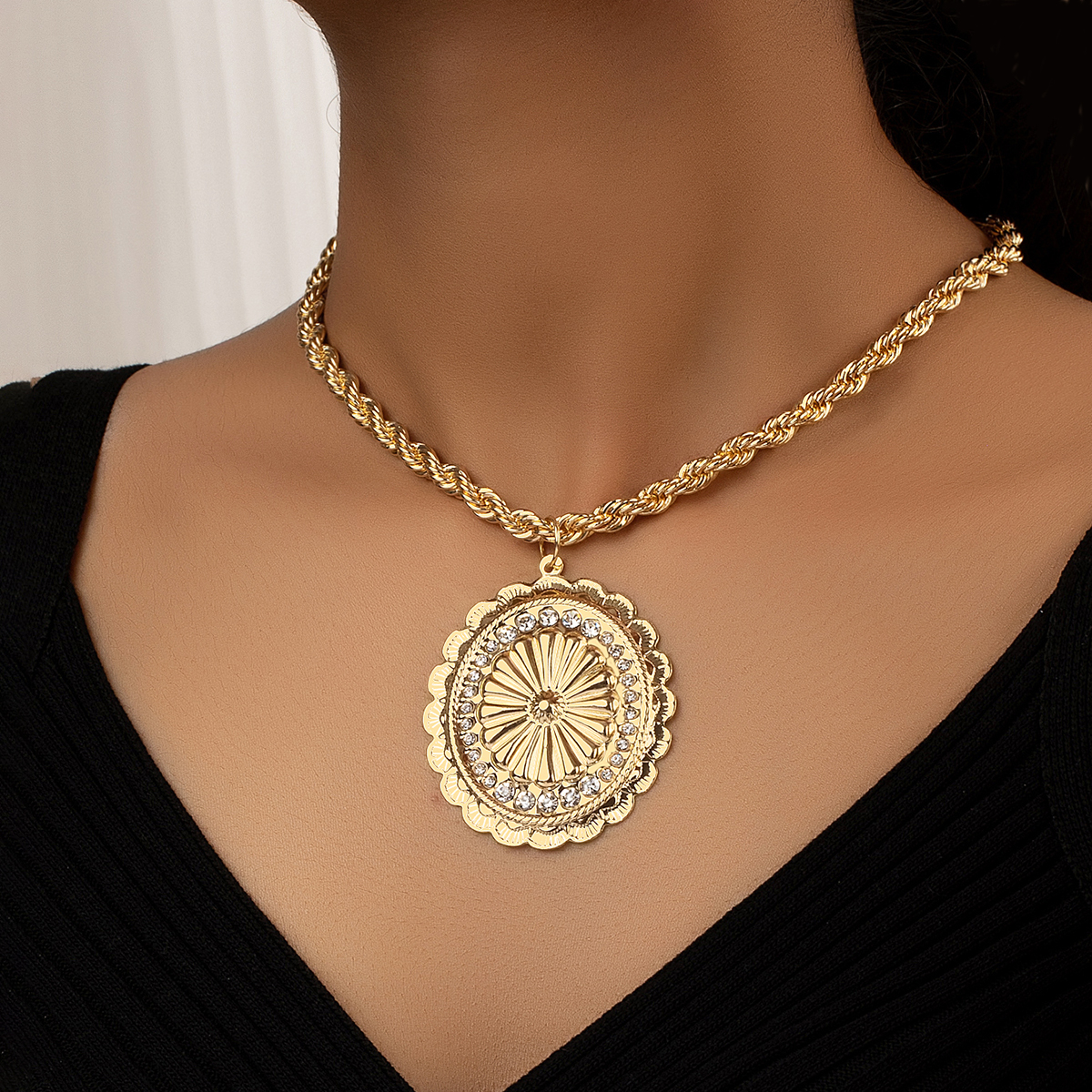 Style Vintage Rond Alliage Placage Incruster Strass Artificiels Plaqué Or 14k Femmes Pendentif display picture 3