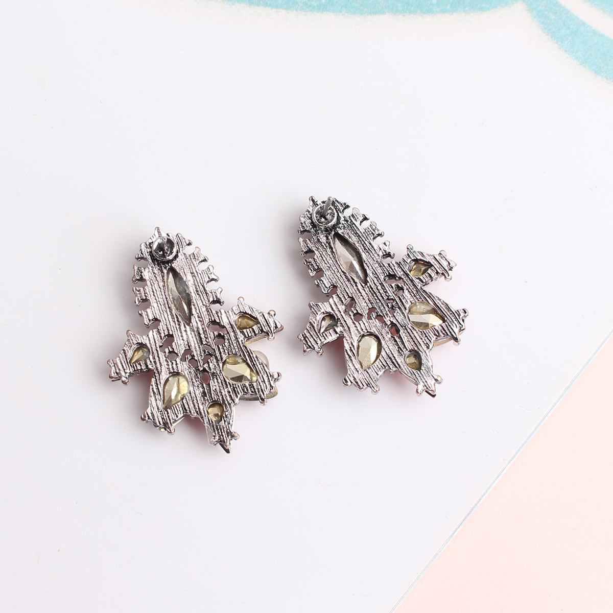 1 Pair Elegant Classical Vintage Style Leaves Plating Inlay Alloy Rhinestones Glass Gold Plated Drop Earrings display picture 3