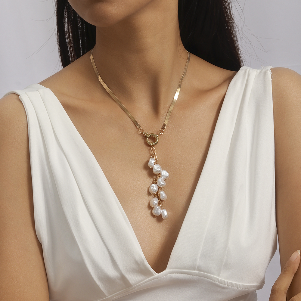 Elegant Solid Color Artificial Pearl Zinc Alloy Women's Pendant Necklace display picture 6