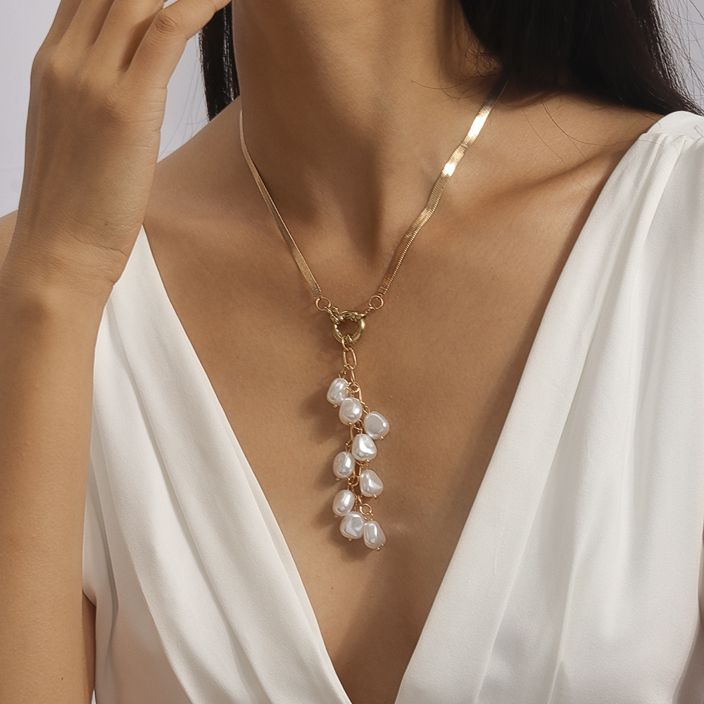 Elegant Solid Color Artificial Pearl Zinc Alloy Women's Pendant Necklace display picture 5