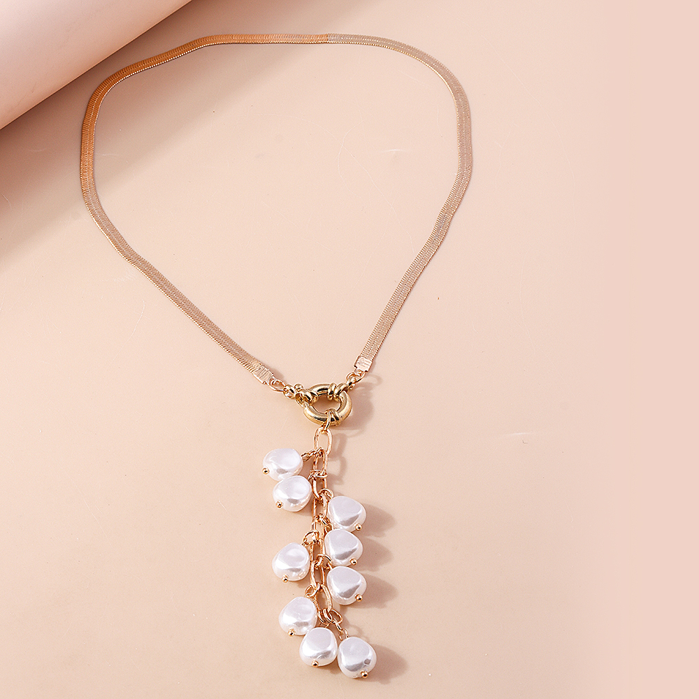 Elegant Solid Color Artificial Pearl Zinc Alloy Women's Pendant Necklace display picture 4