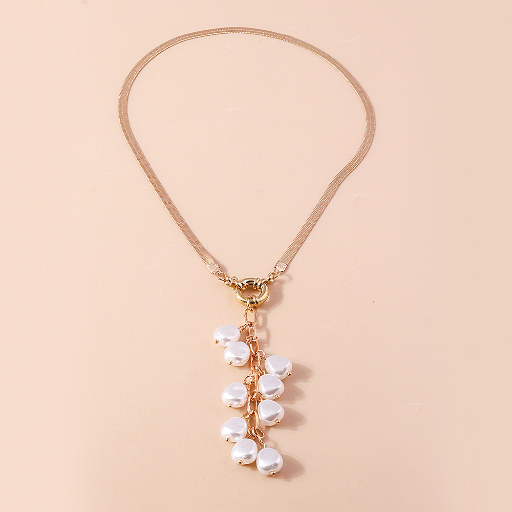 Elegant Solid Color Artificial Pearl Zinc Alloy Women's Pendant Necklace display picture 1
