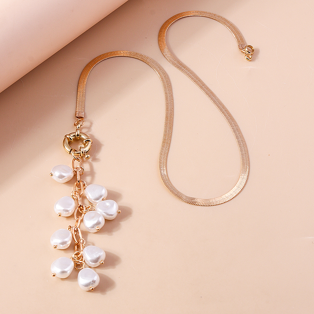 Elegant Solid Color Artificial Pearl Zinc Alloy Women's Pendant Necklace display picture 3