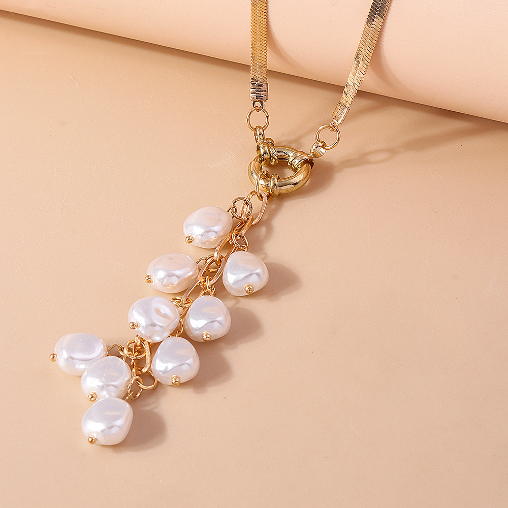 Elegant Solid Color Artificial Pearl Zinc Alloy Women's Pendant Necklace display picture 2