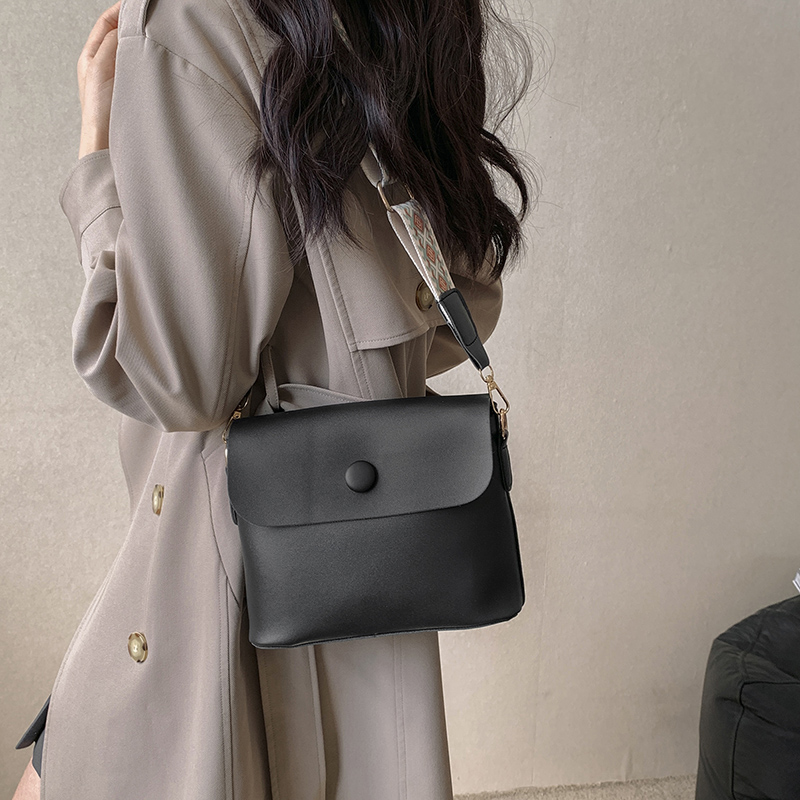 Women's Pu Leather Color Block Vintage Style Square Flip Cover Crossbody Bag display picture 10