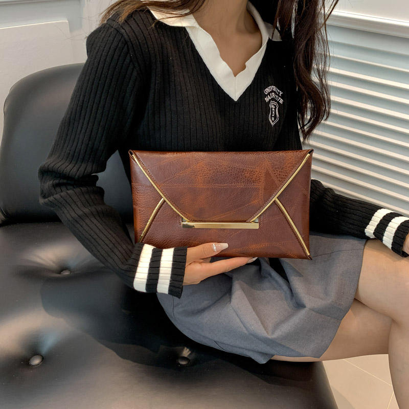 Women's Pu Leather Solid Color Vintage Style Square Flip Cover Clutch Bag display picture 10